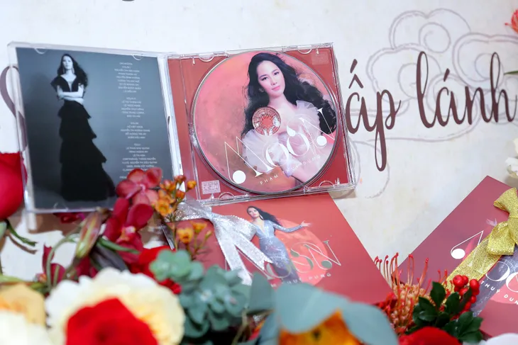 Sao Mai Phạm Thuỳ Dung “tạm biệt” 2019 bằng CD đầu tay Moon - Ảnh 5. Sao Mai Phạm Thuỳ Dung “tạm biệt” 2019 bằng CD đầu tay Moon - Ảnh 5.