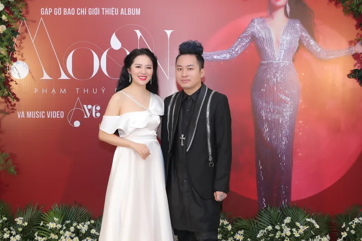 Sao Mai Phạm Thuỳ Dung “tạm biệt” 2019 bằng CD đầu tay Moon - Ảnh 4. Sao Mai Phạm Thuỳ Dung “tạm biệt” 2019 bằng CD đầu tay Moon - Ảnh 4.