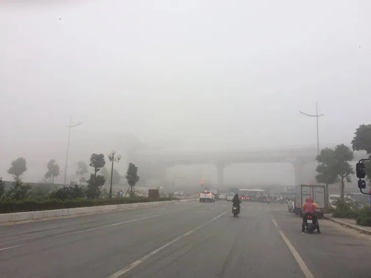 Hà Nội sương mù dày đặc, báo động tím tình trạng ô nhiễm không khí - Ảnh 3.