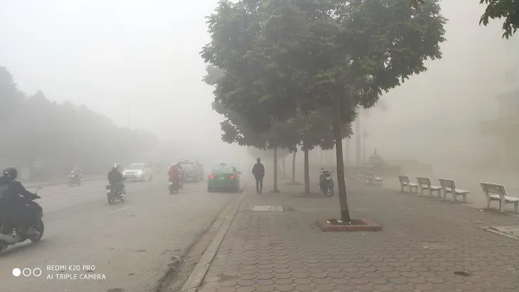 Hà Nội sương mù dày đặc, báo động tím tình trạng ô nhiễm không khí - Ảnh 2.