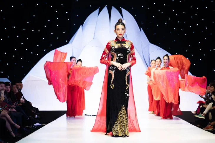 NTK Phương Hồ mang dấu ấn Á Đông lên sàn diễn VIBFW 2019 - Ảnh 1. NTK Phương Hồ mang dấu ấn Á Đông lên sàn diễn VIBFW 2019 - Ảnh 1.