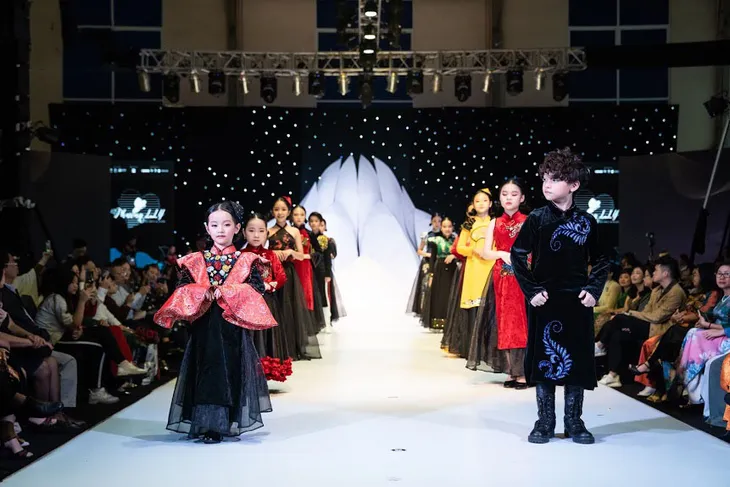 NTK Phương Hồ mang dấu ấn Á Đông lên sàn diễn VIBFW 2019 - Ảnh 3. NTK Phương Hồ mang dấu ấn Á Đông lên sàn diễn VIBFW 2019 - Ảnh 3.