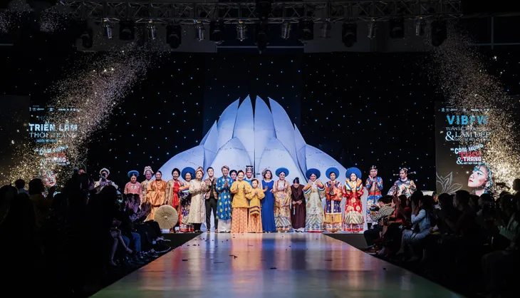 NTK Phương Hồ mang dấu ấn Á Đông lên sàn diễn VIBFW 2019 - Ảnh 6. NTK Phương Hồ mang dấu ấn Á Đông lên sàn diễn VIBFW 2019 - Ảnh 6.