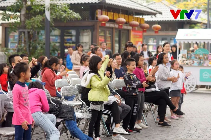 Rộn ràng sự kiện ra mắt Cừu kể chuyện thông minh tại phố sách Hà Nội - Ảnh 4. Rộn ràng sự kiện ra mắt Cừu kể chuyện thông minh tại phố sách Hà Nội - Ảnh 4.
