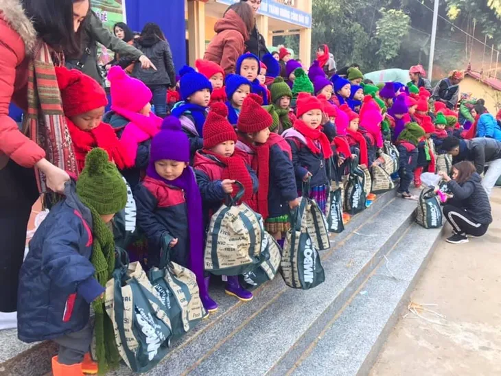NSƯT Tố Nga đem mùa đông ấm đến trẻ em vùng cao Mù Cang Chải - Ảnh 5. NSƯT Tố Nga đem mùa đông ấm đến trẻ em vùng cao Mù Cang Chải - Ảnh 5.