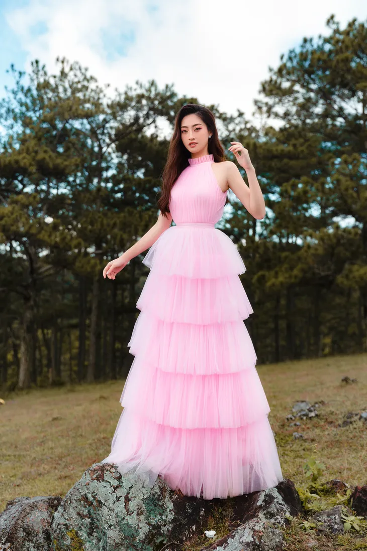 Hậu Miss World, Lương Thùy Linh “hóa nàng thơ” giữa đồi cỏ hồng Đà Lạt - Ảnh 5. Hậu Miss World, Lương Thùy Linh “hóa nàng thơ” giữa đồi cỏ hồng Đà Lạt - Ảnh 5.