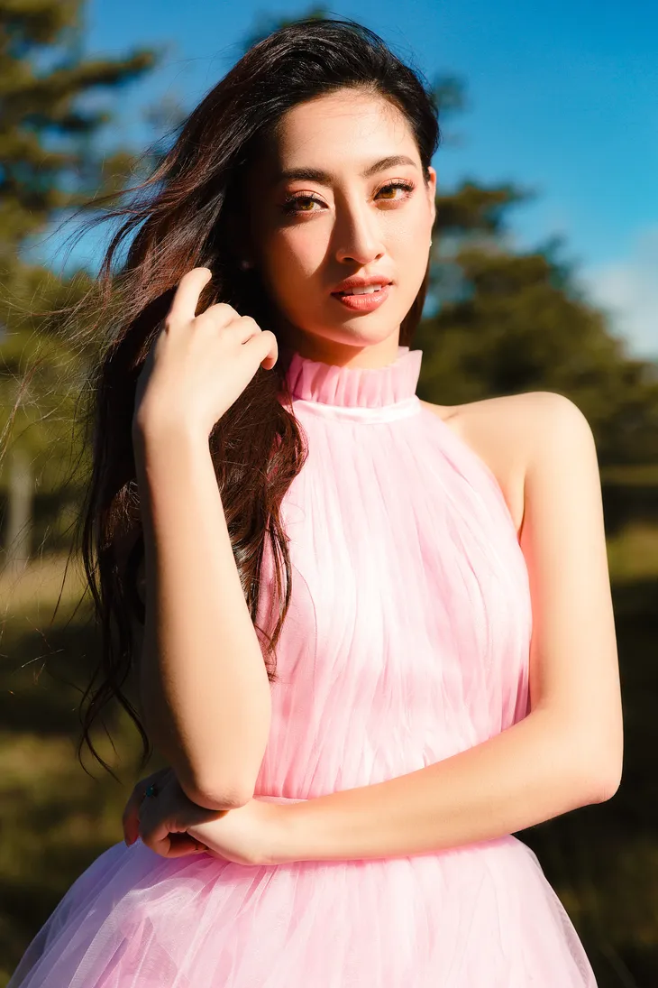 Hậu Miss World, Lương Thùy Linh “hóa nàng thơ” giữa đồi cỏ hồng Đà Lạt - Ảnh 14. Hậu Miss World, Lương Thùy Linh “hóa nàng thơ” giữa đồi cỏ hồng Đà Lạt - Ảnh 14.