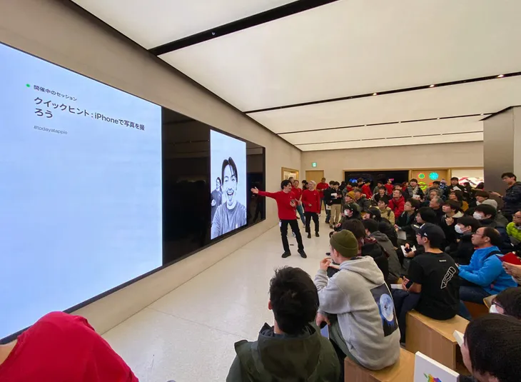 Dân Nhật ùn ùn xếp hàng trong ngày Apple Store khai trương - Ảnh 3. Dân Nhật ùn ùn xếp hàng trong ngày Apple Store khai trương - Ảnh 3.