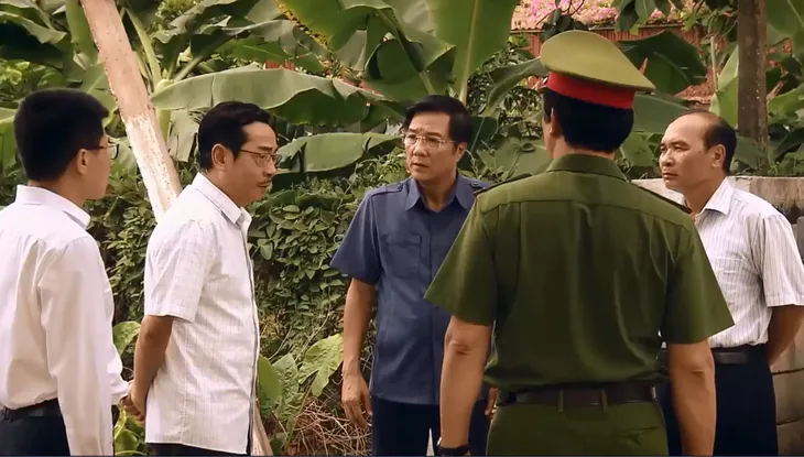 Sinh tử - Tập 32: Dân đang bị kích động, Bí thư tỉnh ủy nhất quyết đòi vào gặp - Ảnh 1. Sinh tử - Tập 32: Dân đang bị kích động, Bí thư tỉnh ủy nhất quyết đòi vào gặp - Ảnh 1.