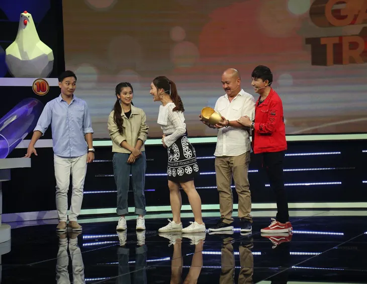 Gà đẻ trứng vàng - Tập 6: Cát Tường quyết tâm rinh giải thưởng 100 triệu đồng cho con học đại học - Ảnh 3. Gà đẻ trứng vàng - Tập 6: Cát Tường quyết tâm rinh giải thưởng 100 triệu đồng cho con học đại học - Ảnh 3.