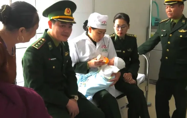 Bắt 2 đối tượng bán trẻ sơ sinh 13 ngày tuổi qua biên giới - Ảnh 1. Bắt 2 đối tượng bán trẻ sơ sinh 13 ngày tuổi qua biên giới - Ảnh 1.