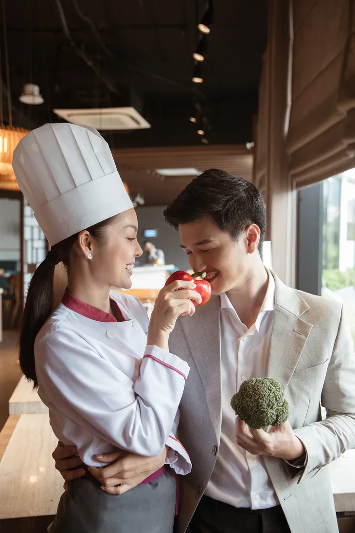 Bị chê quá lệch tuổi với Huỳnh Anh trong Tiệm ăn dì ghẻ, Dương Cẩm Lynh nói gì? - Ảnh 2. Bị chê quá lệch tuổi với Huỳnh Anh trong Tiệm ăn dì ghẻ, Dương Cẩm Lynh nói gì? - Ảnh 2.