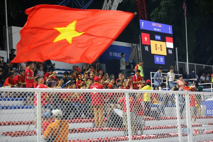 ẢNH: Rạng rỡ sắc màu CĐV Việt Nam trong chiến thắng kịch tính trước U22 Indonesia - Ảnh 5. ẢNH: Rạng rỡ sắc màu CĐV Việt Nam trong chiến thắng kịch tính trước U22 Indonesia - Ảnh 5.