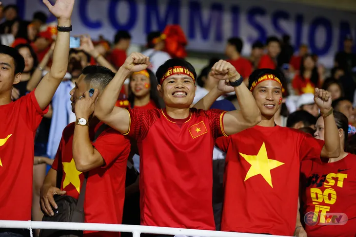 ẢNH: Rạng rỡ sắc màu CĐV Việt Nam trong chiến thắng kịch tính trước U22 Indonesia - Ảnh 18. ẢNH: Rạng rỡ sắc màu CĐV Việt Nam trong chiến thắng kịch tính trước U22 Indonesia - Ảnh 18.