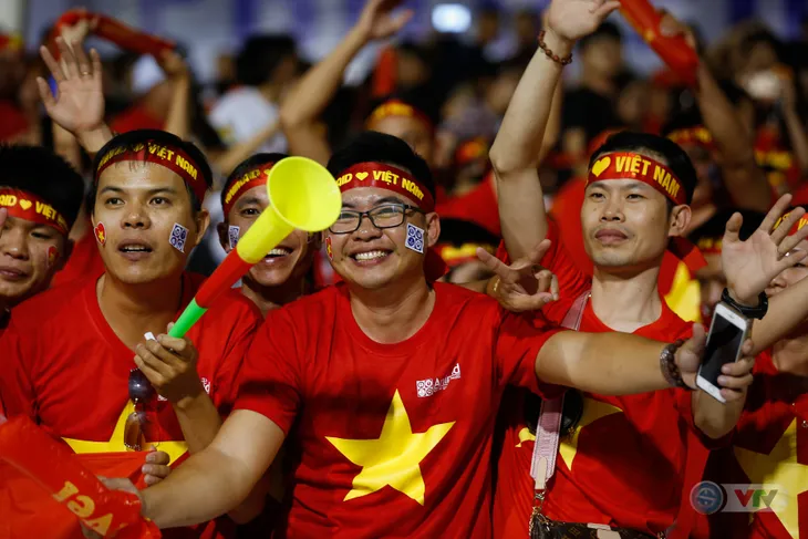 ẢNH: Rạng rỡ sắc màu CĐV Việt Nam trong chiến thắng kịch tính trước U22 Indonesia - Ảnh 17. ẢNH: Rạng rỡ sắc màu CĐV Việt Nam trong chiến thắng kịch tính trước U22 Indonesia - Ảnh 17.