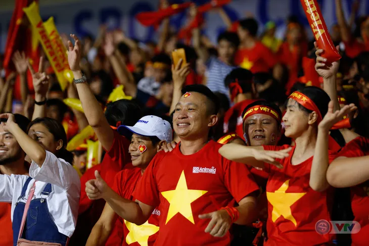 ẢNH: Rạng rỡ sắc màu CĐV Việt Nam trong chiến thắng kịch tính trước U22 Indonesia - Ảnh 16. ẢNH: Rạng rỡ sắc màu CĐV Việt Nam trong chiến thắng kịch tính trước U22 Indonesia - Ảnh 16.