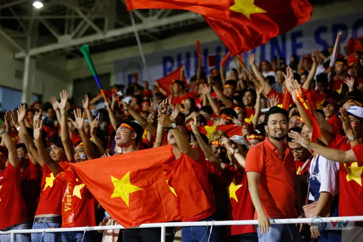 ẢNH: Rạng rỡ sắc màu CĐV Việt Nam trong chiến thắng kịch tính trước U22 Indonesia - Ảnh 15. ẢNH: Rạng rỡ sắc màu CĐV Việt Nam trong chiến thắng kịch tính trước U22 Indonesia - Ảnh 15.