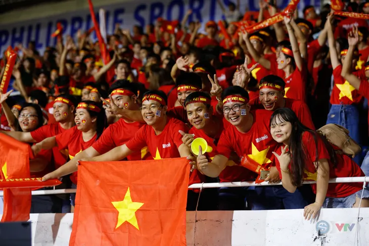 ẢNH: Rạng rỡ sắc màu CĐV Việt Nam trong chiến thắng kịch tính trước U22 Indonesia - Ảnh 14. ẢNH: Rạng rỡ sắc màu CĐV Việt Nam trong chiến thắng kịch tính trước U22 Indonesia - Ảnh 14.
