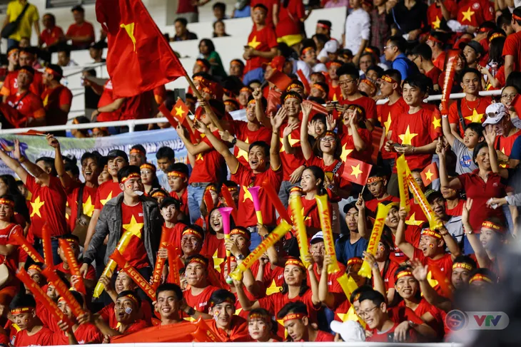 ẢNH: Rạng rỡ sắc màu CĐV Việt Nam trong chiến thắng kịch tính trước U22 Indonesia - Ảnh 12. ẢNH: Rạng rỡ sắc màu CĐV Việt Nam trong chiến thắng kịch tính trước U22 Indonesia - Ảnh 12.
