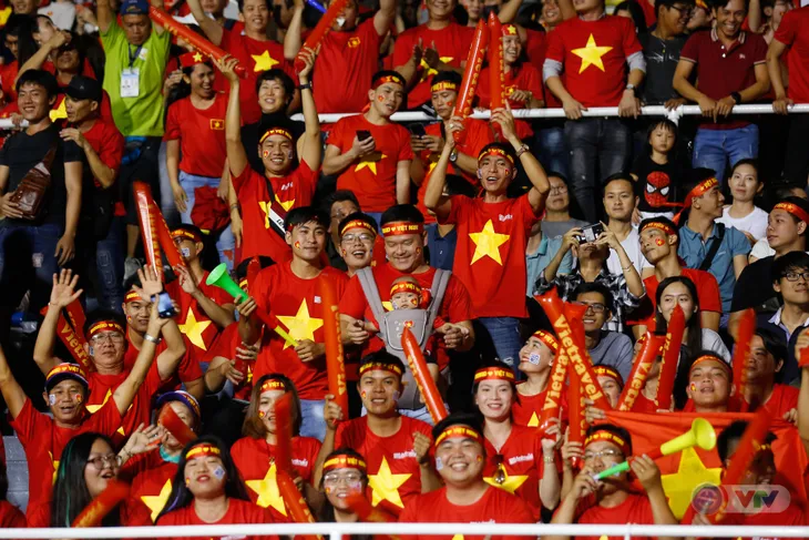 ẢNH: Rạng rỡ sắc màu CĐV Việt Nam trong chiến thắng kịch tính trước U22 Indonesia - Ảnh 11. ẢNH: Rạng rỡ sắc màu CĐV Việt Nam trong chiến thắng kịch tính trước U22 Indonesia - Ảnh 11.