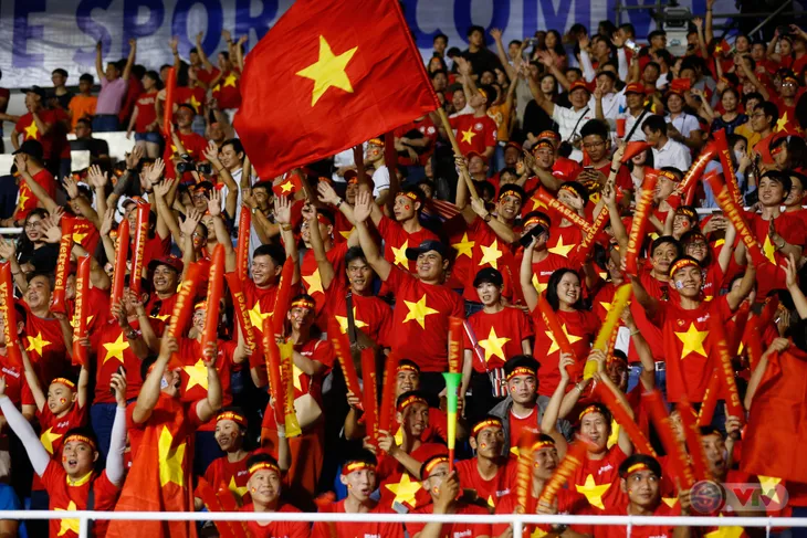 ẢNH: Rạng rỡ sắc màu CĐV Việt Nam trong chiến thắng kịch tính trước U22 Indonesia - Ảnh 10. ẢNH: Rạng rỡ sắc màu CĐV Việt Nam trong chiến thắng kịch tính trước U22 Indonesia - Ảnh 10.