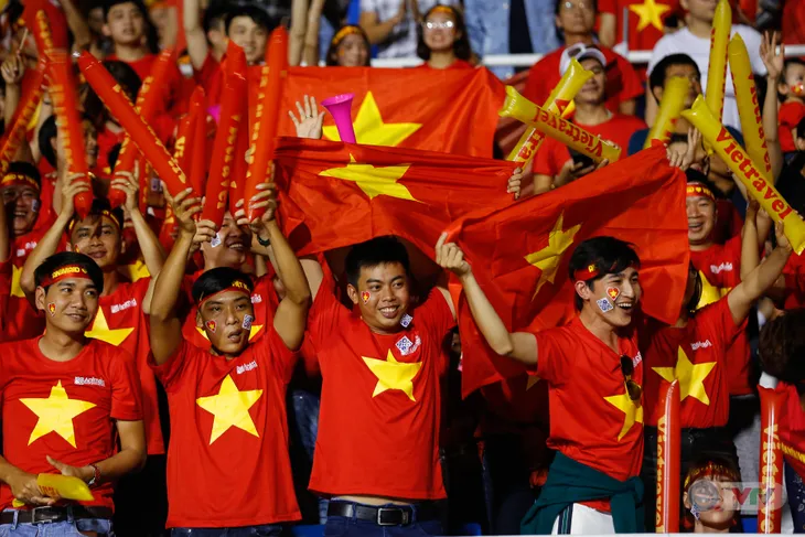 ẢNH: Rạng rỡ sắc màu CĐV Việt Nam trong chiến thắng kịch tính trước U22 Indonesia - Ảnh 13. ẢNH: Rạng rỡ sắc màu CĐV Việt Nam trong chiến thắng kịch tính trước U22 Indonesia - Ảnh 13.