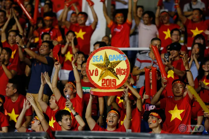 ẢNH: Rạng rỡ sắc màu CĐV Việt Nam trong chiến thắng kịch tính trước U22 Indonesia - Ảnh 9. ẢNH: Rạng rỡ sắc màu CĐV Việt Nam trong chiến thắng kịch tính trước U22 Indonesia - Ảnh 9.