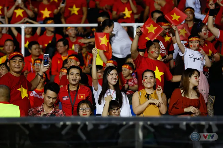 ẢNH: Rạng rỡ sắc màu CĐV Việt Nam trong chiến thắng kịch tính trước U22 Indonesia - Ảnh 7. ẢNH: Rạng rỡ sắc màu CĐV Việt Nam trong chiến thắng kịch tính trước U22 Indonesia - Ảnh 7.