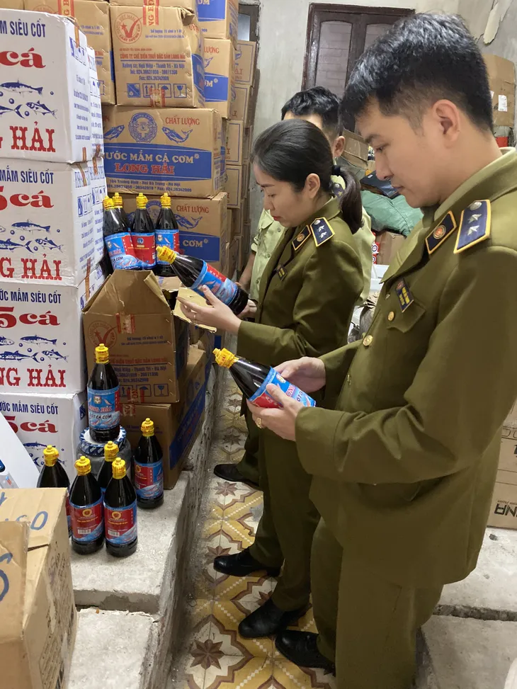 Hơn 3.000 chai nước mắm bị thu giữ tại Nghệ An là hàng giả, không có giá trị sử dụng - Ảnh 1. Hơn 3.000 chai nước mắm bị thu giữ tại Nghệ An là hàng giả, không có giá trị sử dụng - Ảnh 1.