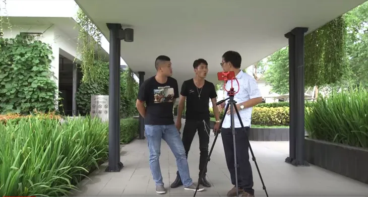 Gia đình 4.0: Anh Sáng (NSƯT Đức Khuê) lần đầu bị những tên đòi nợ thuê đe dọa vì món nợ của vợ - Ảnh 2. Gia đình 4.0: Anh Sáng (NSƯT Đức Khuê) lần đầu bị những tên đòi nợ thuê đe dọa vì món nợ của vợ - Ảnh 2.
