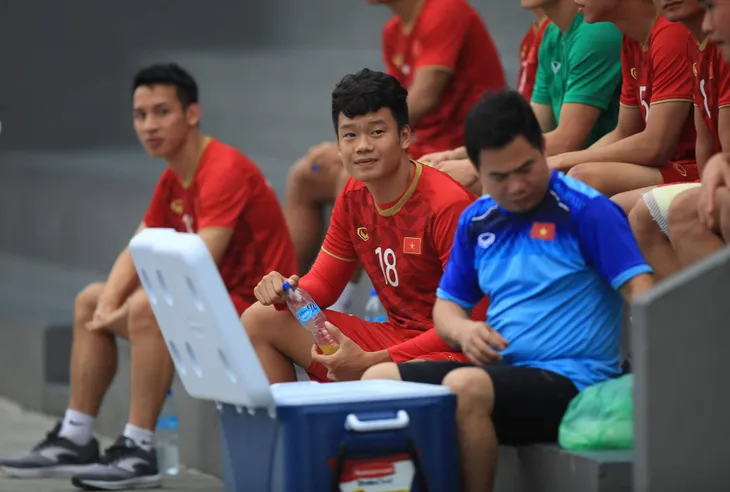 SEA Games 30: U22 Việt Nam tập nhẹ trước trận đấu với U22 Singapore - Ảnh 3. SEA Games 30: U22 Việt Nam tập nhẹ trước trận đấu với U22 Singapore - Ảnh 3.