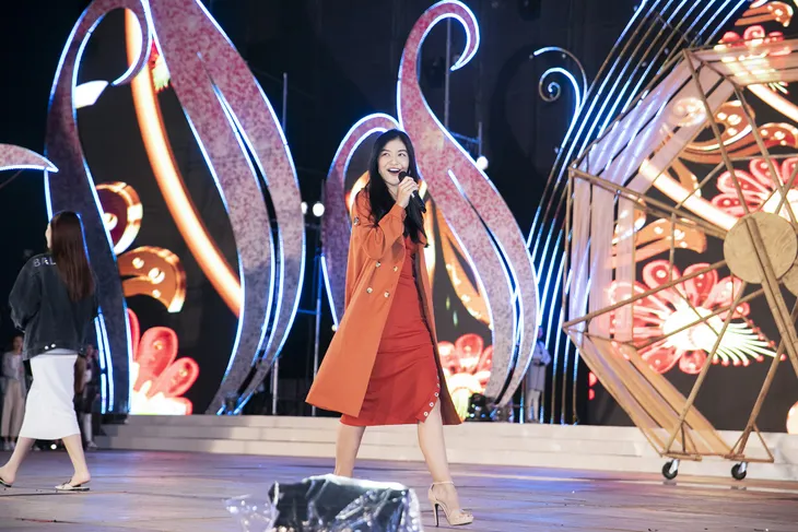 Đạo diễn Hoàng Nhật Nam cùng dàn nghệ sĩ hăng say tổng duyệt cho Festival Hoa Đà Lạt 2019 - Ảnh 11. Đạo diễn Hoàng Nhật Nam cùng dàn nghệ sĩ hăng say tổng duyệt cho Festival Hoa Đà Lạt 2019 - Ảnh 11.
