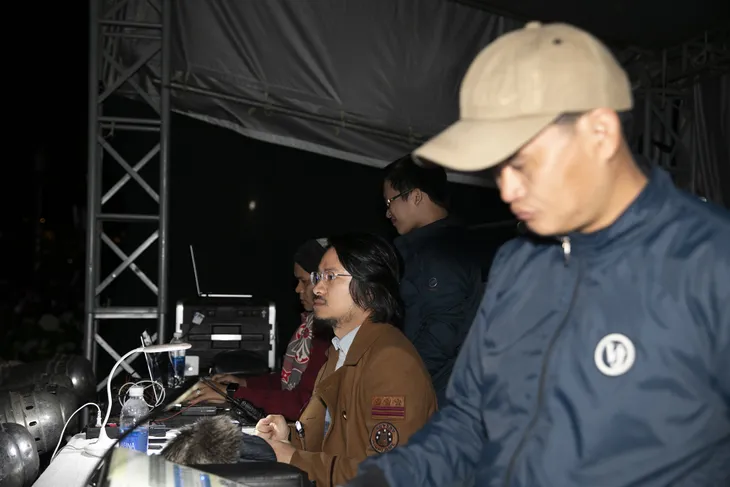 Đạo diễn Hoàng Nhật Nam cùng dàn nghệ sĩ hăng say tổng duyệt cho Festival Hoa Đà Lạt 2019 - Ảnh 15. Đạo diễn Hoàng Nhật Nam cùng dàn nghệ sĩ hăng say tổng duyệt cho Festival Hoa Đà Lạt 2019 - Ảnh 15.