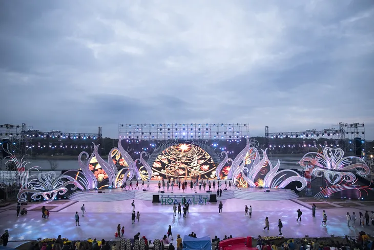 Đạo diễn Hoàng Nhật Nam cùng dàn nghệ sĩ hăng say tổng duyệt cho Festival Hoa Đà Lạt 2019 - Ảnh 7. Đạo diễn Hoàng Nhật Nam cùng dàn nghệ sĩ hăng say tổng duyệt cho Festival Hoa Đà Lạt 2019 - Ảnh 7.