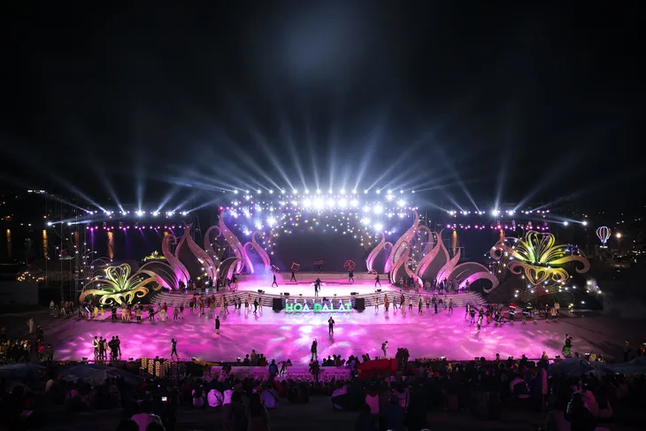 Đạo diễn Hoàng Nhật Nam cùng dàn nghệ sĩ hăng say tổng duyệt cho Festival Hoa Đà Lạt 2019 - Ảnh 1. Đạo diễn Hoàng Nhật Nam cùng dàn nghệ sĩ hăng say tổng duyệt cho Festival Hoa Đà Lạt 2019 - Ảnh 1.