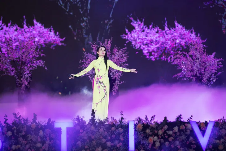 Vừa xuất viện, Cẩm Ly đội rét đi diễn Festival Hoa Đà Lạt 2019 - Ảnh 4. Vừa xuất viện, Cẩm Ly đội rét đi diễn Festival Hoa Đà Lạt 2019 - Ảnh 4.