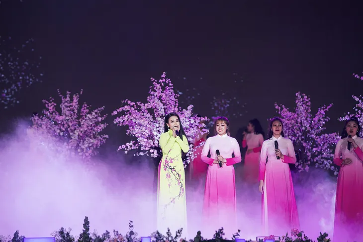 Vừa xuất viện, Cẩm Ly đội rét đi diễn Festival Hoa Đà Lạt 2019 - Ảnh 3. Vừa xuất viện, Cẩm Ly đội rét đi diễn Festival Hoa Đà Lạt 2019 - Ảnh 3.
