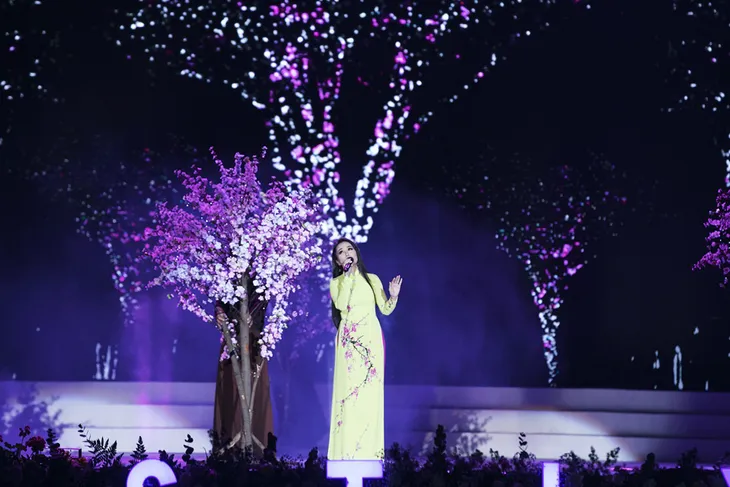 Vừa xuất viện, Cẩm Ly đội rét đi diễn Festival Hoa Đà Lạt 2019 - Ảnh 2. Vừa xuất viện, Cẩm Ly đội rét đi diễn Festival Hoa Đà Lạt 2019 - Ảnh 2.