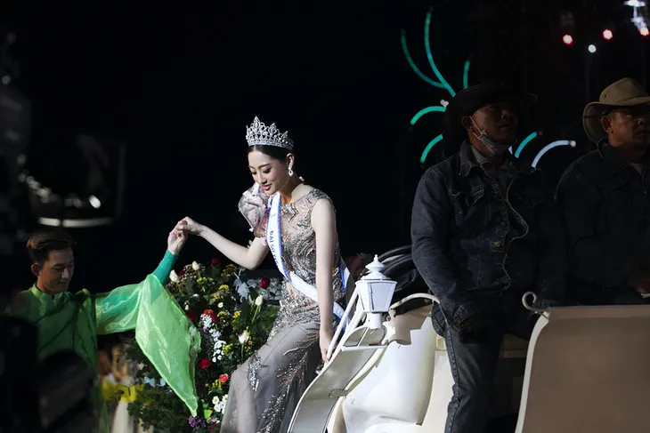 Lương Thùy Linh, Hoa hậu Thế giới Megan Young rạng rỡ tại Fesstival Hoa Đà Lạt 2019 - Ảnh 2. Lương Thùy Linh, Hoa hậu Thế giới Megan Young rạng rỡ tại Fesstival Hoa Đà Lạt 2019 - Ảnh 2.
