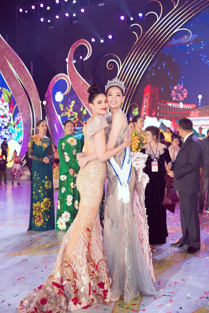 Lương Thùy Linh, Hoa hậu Thế giới Megan Young rạng rỡ tại Fesstival Hoa Đà Lạt 2019 - Ảnh 7. Lương Thùy Linh, Hoa hậu Thế giới Megan Young rạng rỡ tại Fesstival Hoa Đà Lạt 2019 - Ảnh 7.