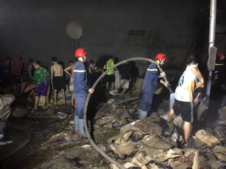 Bình Phước: Cháy xưởng chế biến hạt điều - Ảnh 1. Bình Phước: Cháy xưởng chế biến hạt điều - Ảnh 1.