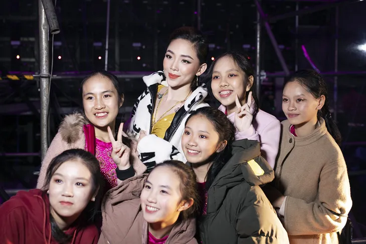 Tóc Tiên diện đồ sexy khuấy động sân khấu Festival Hoa Đà Lạt - Ảnh 8. Tóc Tiên diện đồ sexy khuấy động sân khấu Festival Hoa Đà Lạt - Ảnh 8.