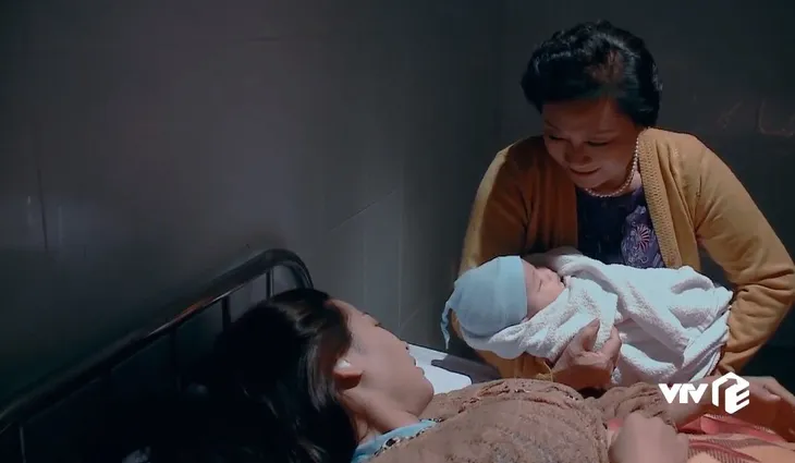 Nước mắt loài cỏ dại - Tập 11: Phút cuối đời, bà Hai Đài tiết lộ sự thật Khang không phải cháu ruột - Ảnh 5. Nước mắt loài cỏ dại - Tập 11: Phút cuối đời, bà Hai Đài tiết lộ sự thật Khang không phải cháu ruột - Ảnh 5.