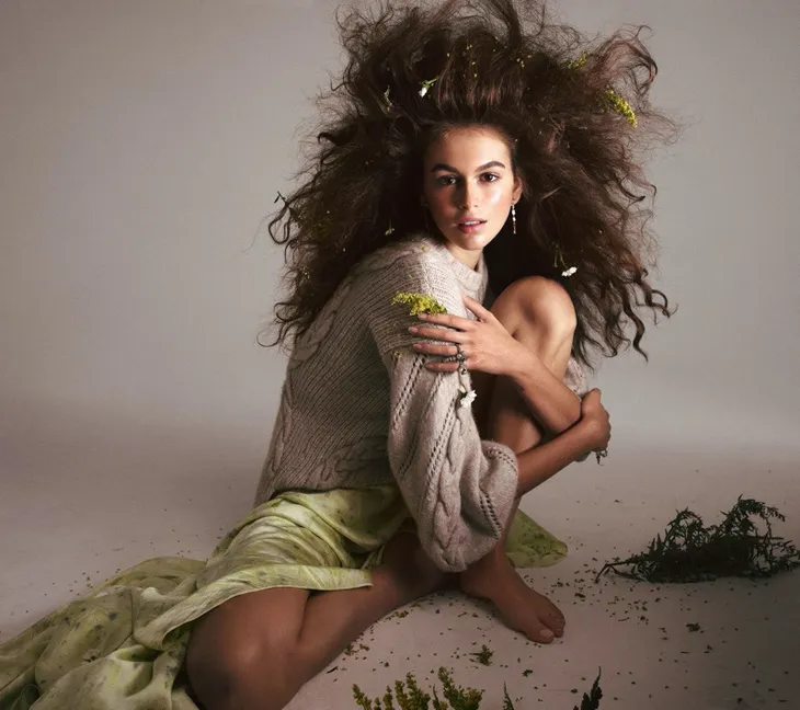 Kaia Gerber biến đổi như tắc kè trên Vogue - Ảnh 5. Kaia Gerber biến đổi như tắc kè trên Vogue - Ảnh 5.
