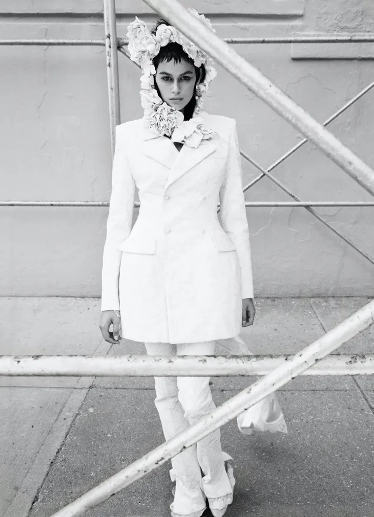 Kaia Gerber biến đổi như tắc kè trên Vogue - Ảnh 8. Kaia Gerber biến đổi như tắc kè trên Vogue - Ảnh 8.