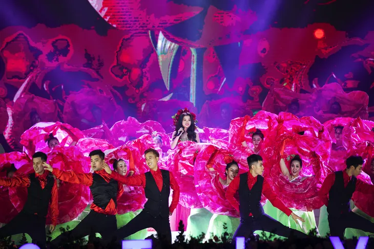 Tóc Tiên diện đồ sexy khuấy động sân khấu Festival Hoa Đà Lạt - Ảnh 13. Tóc Tiên diện đồ sexy khuấy động sân khấu Festival Hoa Đà Lạt - Ảnh 13.