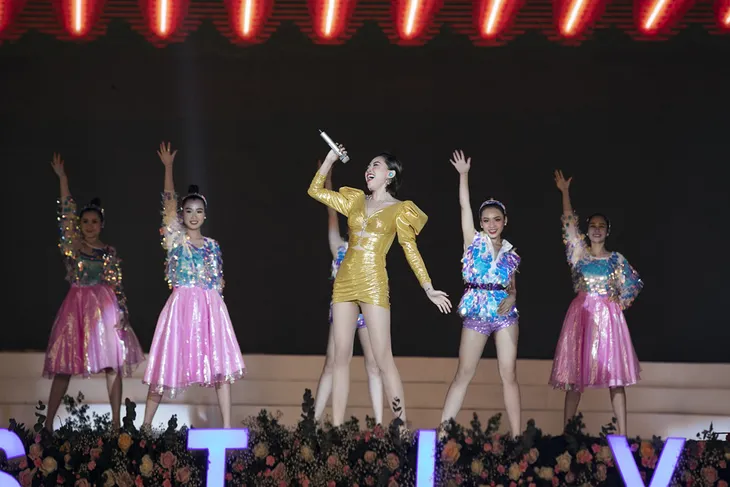 Tóc Tiên diện đồ sexy khuấy động sân khấu Festival Hoa Đà Lạt - Ảnh 2. Tóc Tiên diện đồ sexy khuấy động sân khấu Festival Hoa Đà Lạt - Ảnh 2.