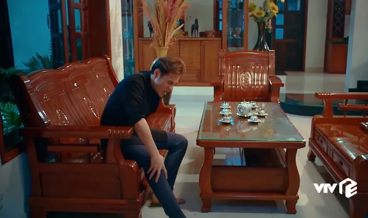 Nước mắt loài cỏ dại - Tập 12: Việt bị xã hội đen đòi nợ, đánh bầm tím mặt mày - Ảnh 3. Nước mắt loài cỏ dại - Tập 12: Việt bị xã hội đen đòi nợ, đánh bầm tím mặt mày - Ảnh 3.