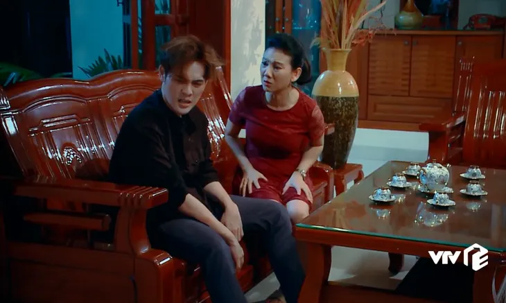 Nước mắt loài cỏ dại - Tập 12: Việt bị xã hội đen đòi nợ, đánh bầm tím mặt mày - Ảnh 4. Nước mắt loài cỏ dại - Tập 12: Việt bị xã hội đen đòi nợ, đánh bầm tím mặt mày - Ảnh 4.