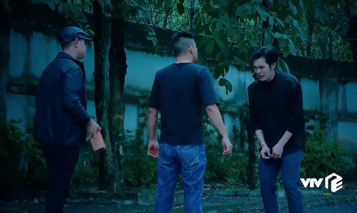 Nước mắt loài cỏ dại - Tập 12: Việt bị xã hội đen đòi nợ, đánh bầm tím mặt mày - Ảnh 1. Nước mắt loài cỏ dại - Tập 12: Việt bị xã hội đen đòi nợ, đánh bầm tím mặt mày - Ảnh 1.